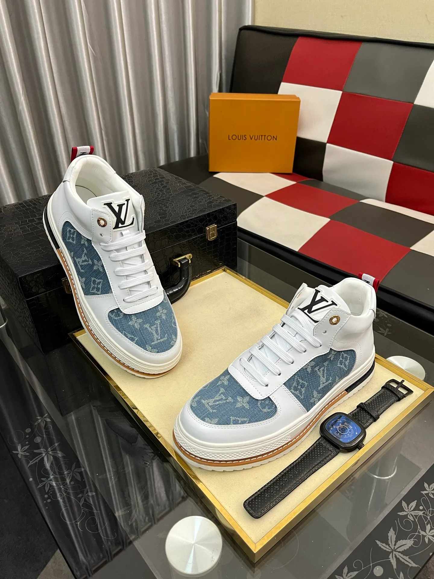 Ex-factory price: 420⌚️⌚️《Louis vuitton/LV Louis Vuitton》original quality.~ Unique modern style sneakers. 🏃A must-have casual shoe for trendy men😍😍 Original brand imported from Italy, imported original leather, cowhide lining (refuses to discolor and grind feet) sole: original sole provided by the original factory, French lazy style design ⚠️Fit to the feet, original quality, super comfortable original sole. Code number: 38-442️⃣Colors available